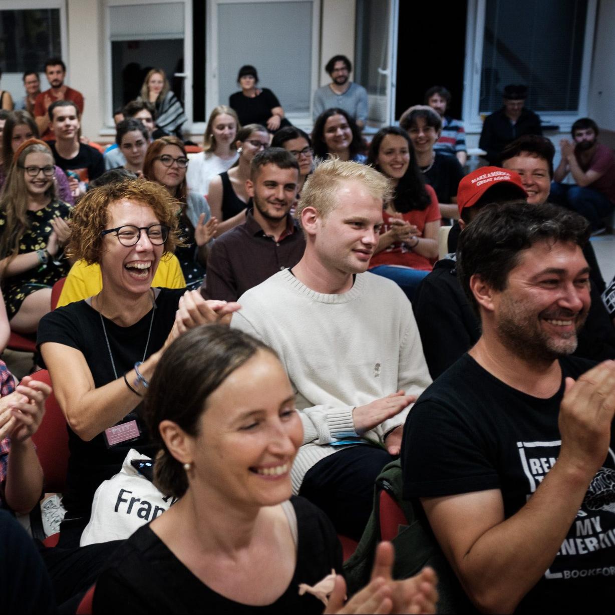 radostné tváre na Medziriadkoch